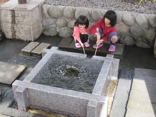 神社の湧水.jpg